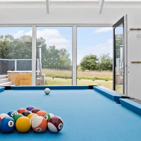 4 Bedroom Amazing In Holiday home