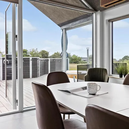 4 Bedroom Amazing In Holiday home