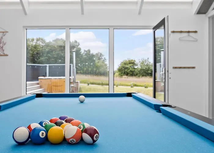 4 Bedroom Amazing In Holiday home